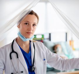 portrait-of-doctor-in-quarantine-in-hospital-coron-7DH6QT3.jpg